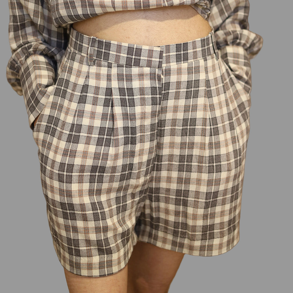 Check pleated shorts