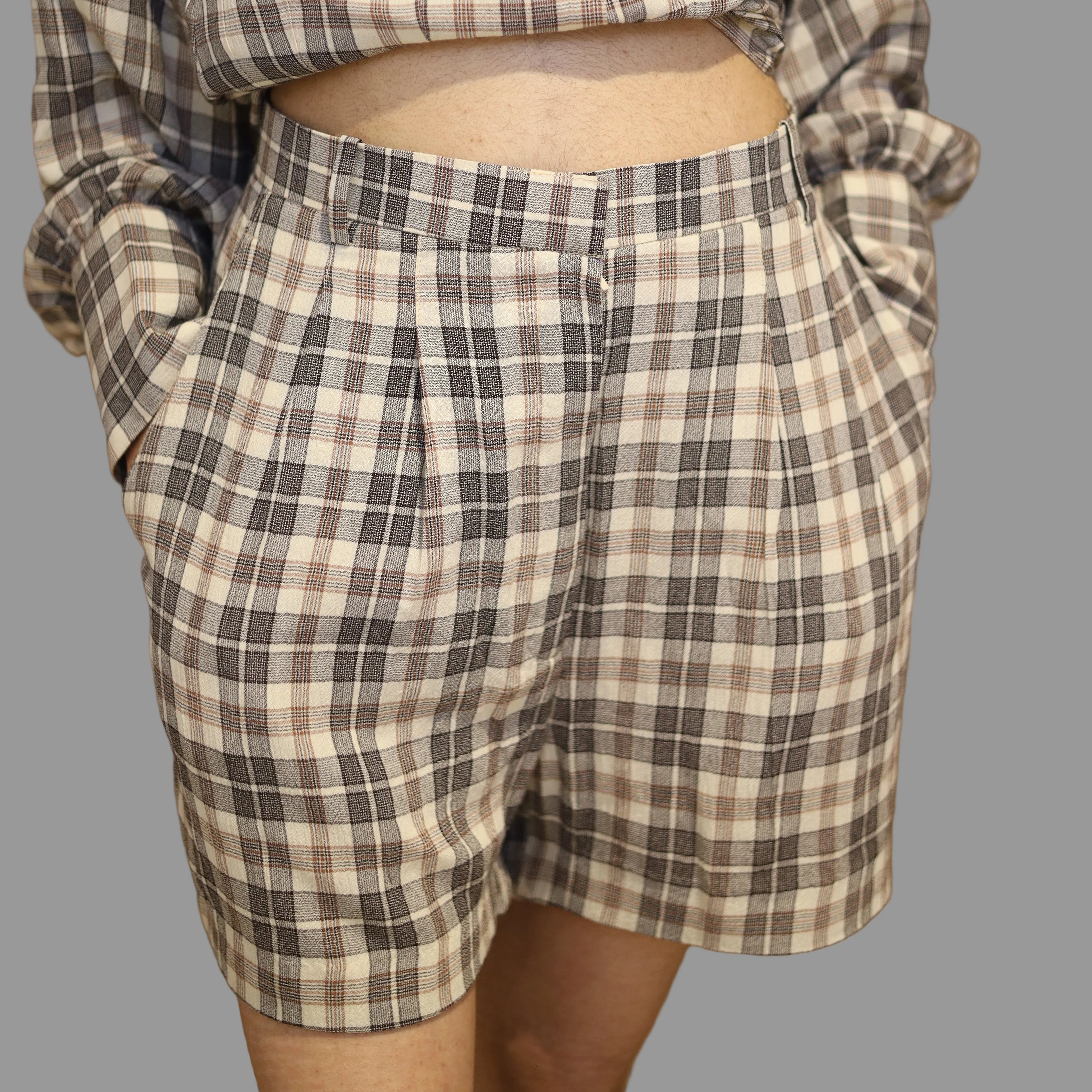 Check pleated shorts